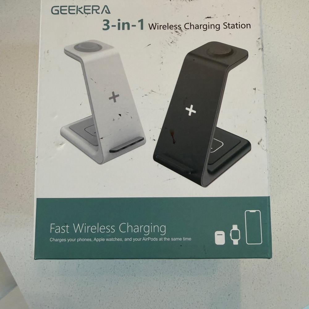 NEW NEVER USED 3-in-1 Wireless Charging Station - Black